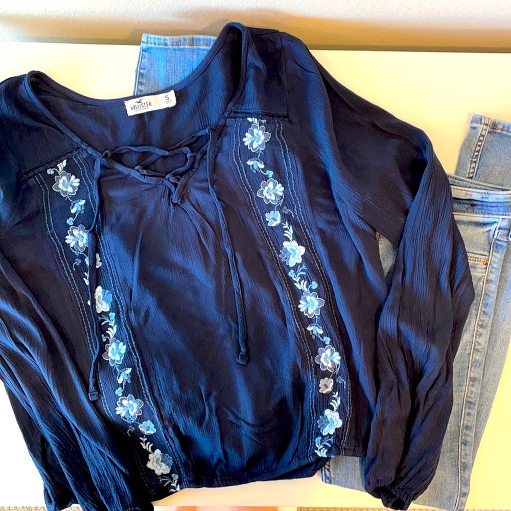 Hollister Navy Blouse w/ Embroidery (S) EUC